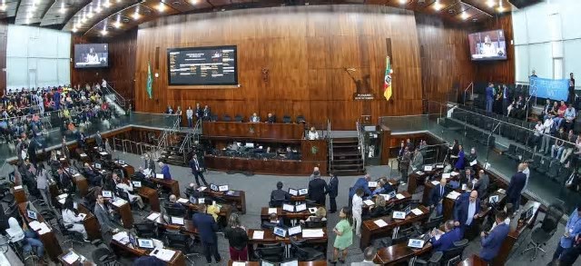 Assembleia Legislativa do RS aprova reajuste de 6,27% no salário dos professores da rede estadual