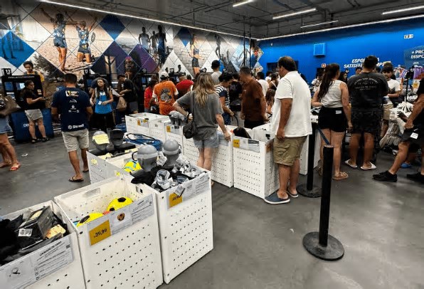 Filas, gôndolas vazias e sotaque espanhol: Decathlon vira point argentino em SC