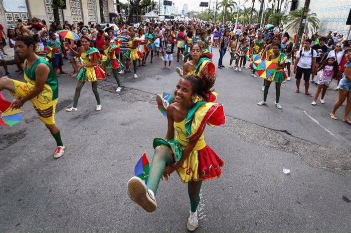 Recife celebra o Dia do Frevo com grande cortejo pelo Centro da cidade