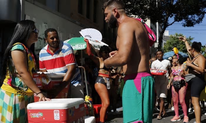 Ambulantes têm 'creche' para deixar os filhos no carnaval do Rio