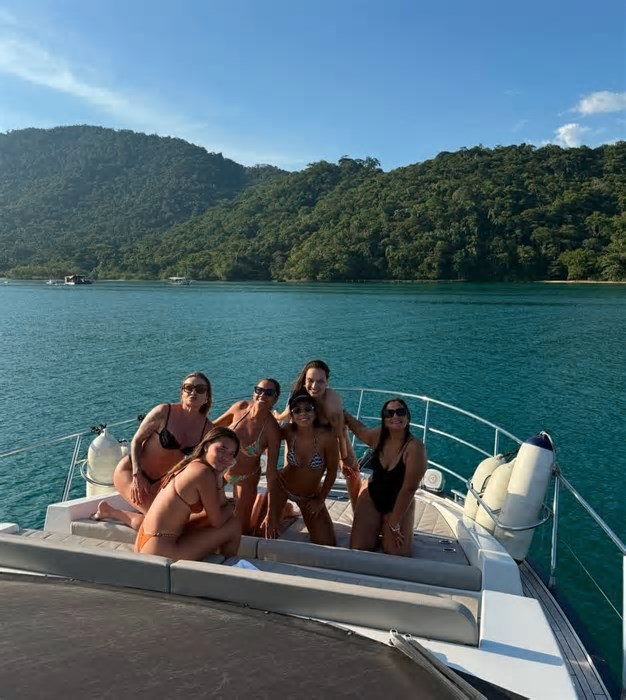 Belle Silva faz passeio luxuoso de barco com amigas em Mangaratiba