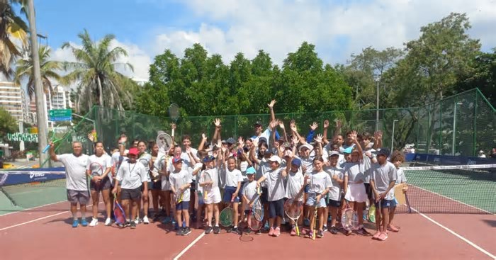 Campeão do Rio Open, Marcelo Melo visita crianças carentes no Rio de janeiro