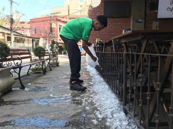 De granjas climatizadas a gelo na calçada, vale tudo contra o calor
