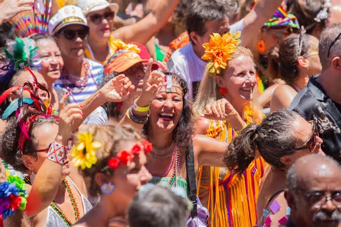 Domingo de pré-carnaval do Rio tem mais de 45 blocos e último dia de ensaio na Sapucaí; confira a programação