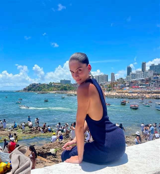 Laura Fernandez posa em cenário paradisíaco da Bahia