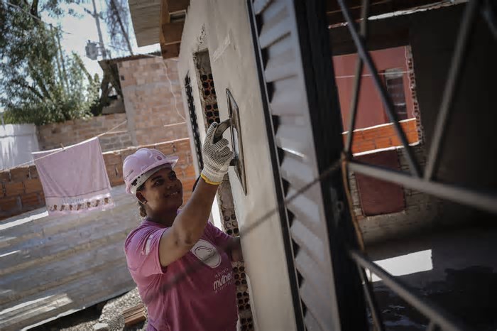 Mulheres no Rio Grande do Sul aprendem a reformar suas casas destruídas