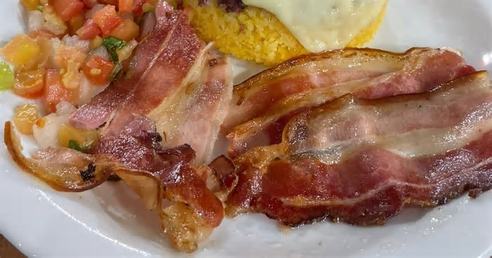 Ele vendia marmita, fez empréstimo para comprar panela e hoje é sucesso nas redes como Rei do Cuscuz