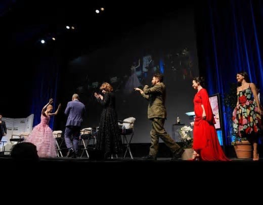 Fernanda Torres rouba cena em festival, com premiação ao lado de Ariana Grande