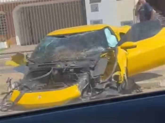 Ferrari de R$ 3 milhões é destruída por manobrista em SP; veja vídeo