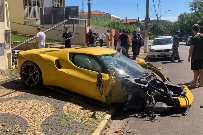 Vídeo: motorista perde controle de Ferrari 296 GTB e bate em muro