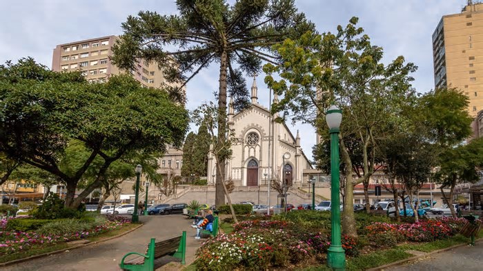 A cidade do interior é conhecida como “milagre das montanhas”