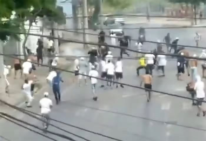 Vídeo: torcedores do Cruzeiro e do Galo brigam antes de clássico