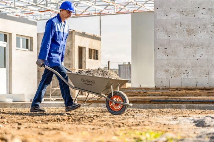 Tramontina produz carrinho de mão sustentável com pneu feito deborracha reciclada da Havaianas, em parceria com Grupo Force