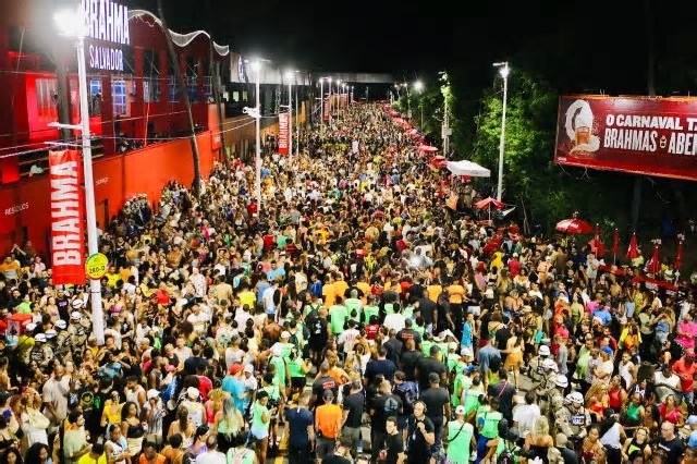 Xanddy arrasta multidão na 'Melhor Segunda' e faz homenagem a Timbalada, Olodum e Ilê Aiyê