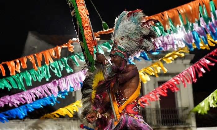 Encontro de Baques reúne caboclinhos e tribos de índios no Pátio de São Pedro