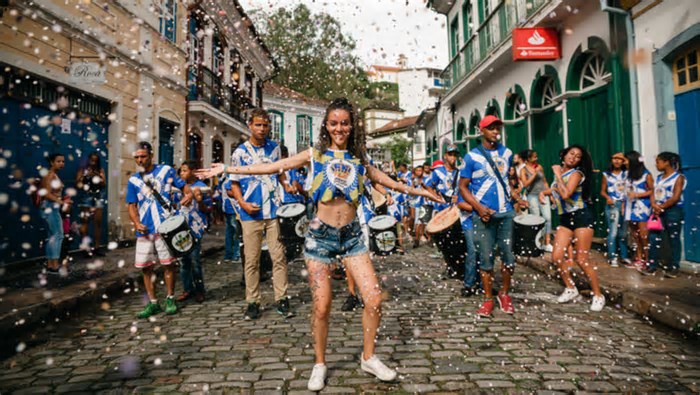 Carnaval de 2025 deve garantir R$ 12 bilhões em faturamento e 32 mil empregos temporários