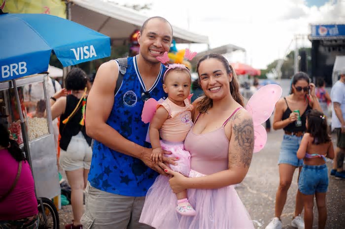 Brasilienses de todas as idades caíram na folia no pré-carnaval do DF Folia 2025