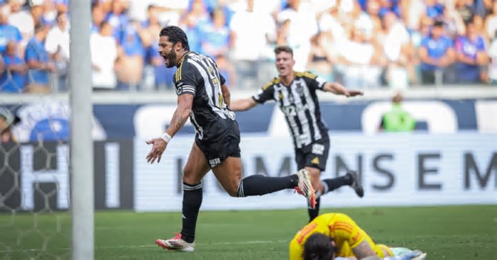 Hulk decide, e Atlético vence Cruzeiro pelo Mineiro em jogo com Gabigol expulso