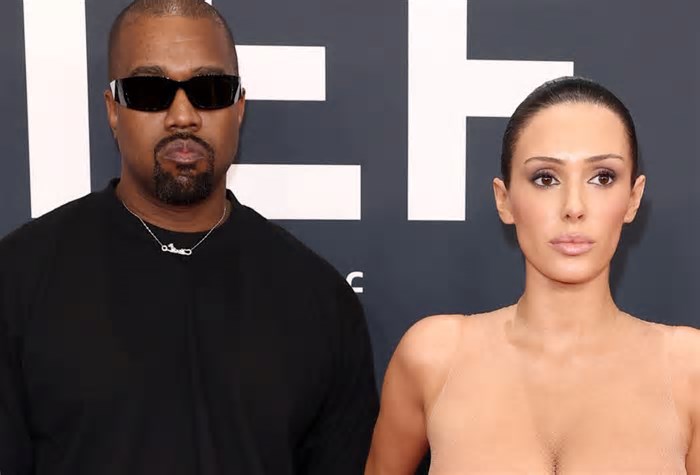 Expulsos? Kanye West e Bianca Censori são escoltados até carro após nudez no tapete vermelho