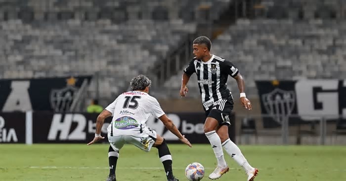 Próximo de ser emprestado pelo Atlético, meia viaja para assinar com novo clube