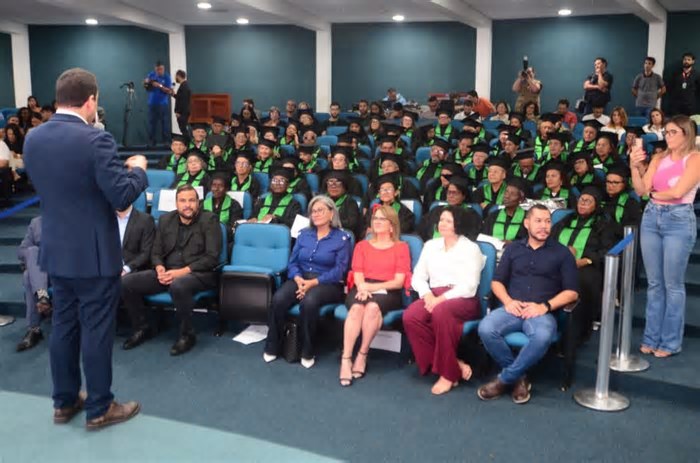 Goiás Social forma mais de 80 idosos em curso de inclusão digital
