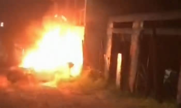 Vizinhos colocam fogo em carro e casa de pastor suspeito de matar adolescente na Grande BH
