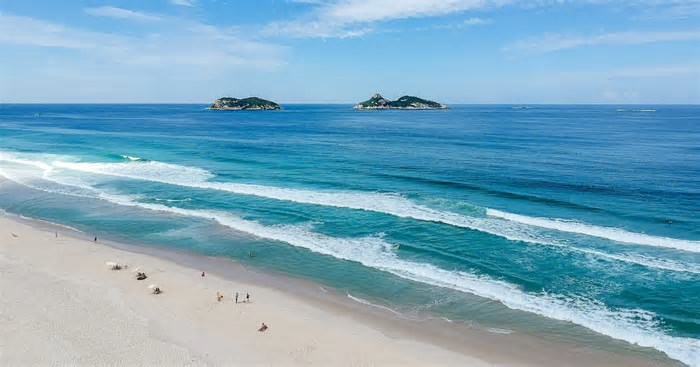 Mar do Caribe? Entenda o que está por trás de água cristalina em praias do Rio e Niterói
