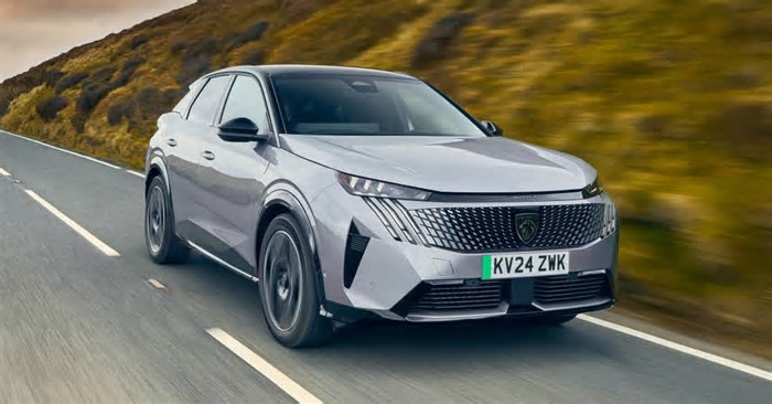 Peugeot e-3008 passa a ter versão mais potente antes da estreia no Brasil