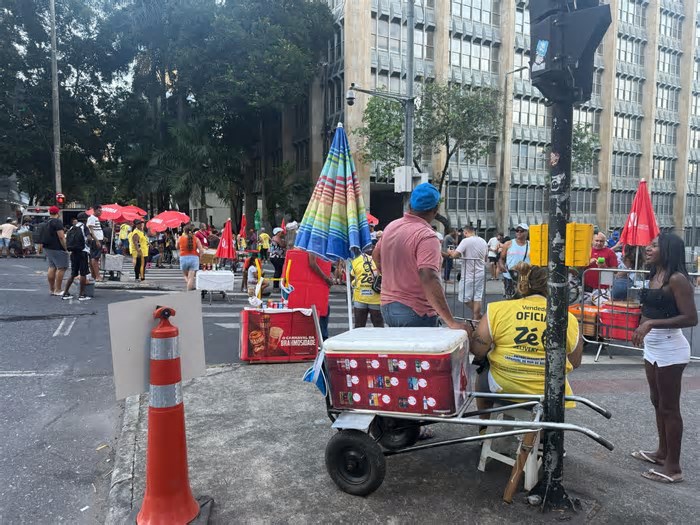 Ambulantes revelam prejuízos com limitações no cortejo da Banda Mole