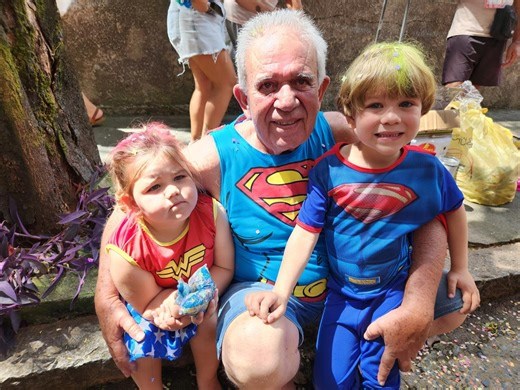 Crianças se divertem no pré-carnaval do bloco Fera Neném, na Serra, em BH
