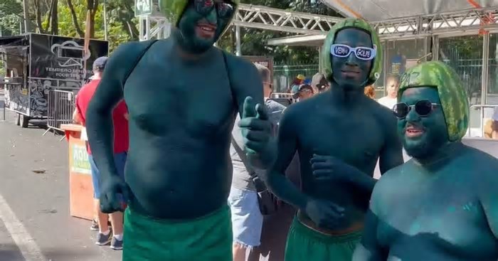 Fantasias inusitadas e foliões animados marcam os 50 anos da ‘Banda Mole’ no Carnaval de BH