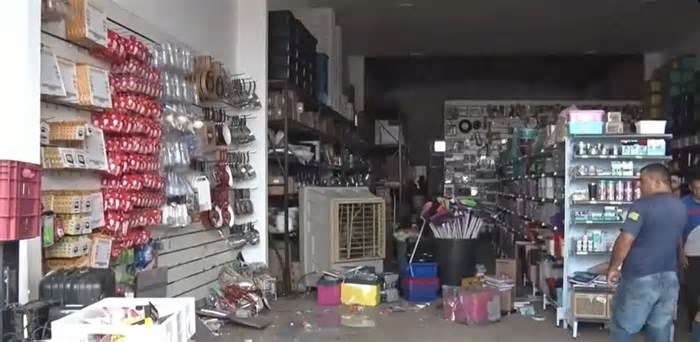 Caminhão desgovernado invade loja e passageiro fica ferido após pular do veículo em movimento; vídeo