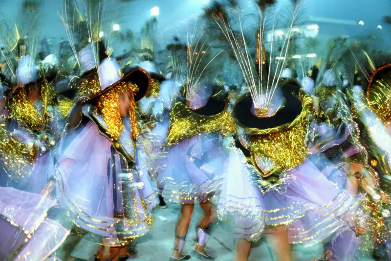 'Quem sustenta o Carnaval somos nós aqui embaixo', diz costureiro que trabalha das 9h 'até o corpo aguentar' no Rio