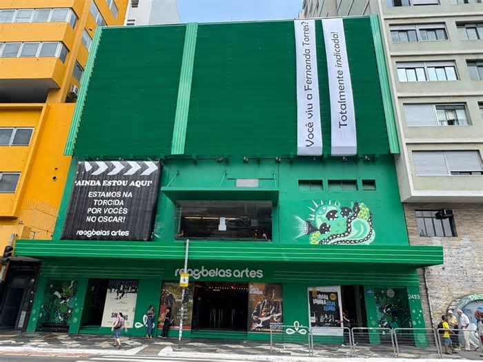 'Ainda estou aqui': cinemas de rua em SP celebram Fernanda Torres com placas na fachada e programação especial no Oscar