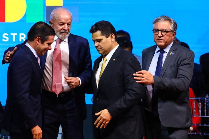 Lula reúne Alcolumbre e Hugo Motta em exibição de 'Ainda Estou Aqui' no Palácio da Alvorada