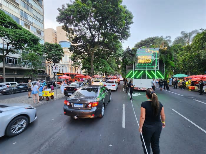 Desfile do Megabloco bloco Chama O Sindico fecha Afonso Pena e complica trânsito no Centro de BH