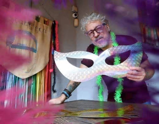 Baile de máscaras comemora 18 anos em pré-carnaval de bar na Serra