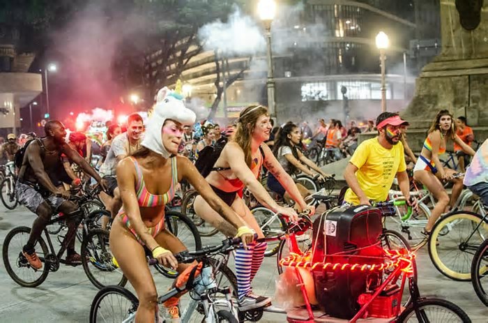 Bicicletinha e Arrastão do Hott: hoje o Carnaval é no Centro e na Pampulha; veja esquema de trânsito