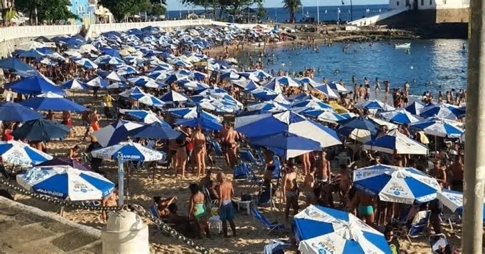 Após repercussão, MP-BA vai investigar possíveis práticas abusivas de ambulantes no Porto da Barra em Salvador