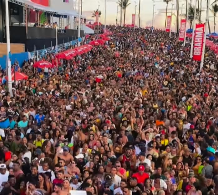 Pela primeira vez à frente da Banda Parangolé, Lincoln Sena bota multidão para ferver no Furdunço