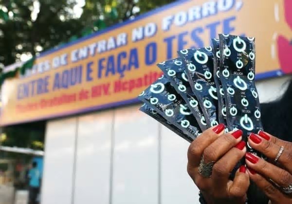 Ação ‘Camisinha Tá na Mão’ distribuirá 1 milhão de preservativos no Carnaval