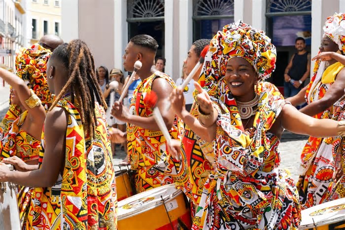Comércio espera receita de R$ 12 bilhões no turismo durante o carnaval