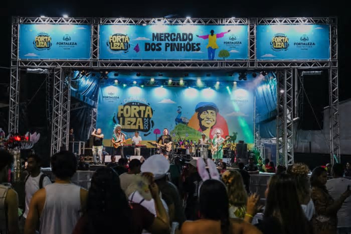 Pré-Carnaval em Fortaleza: Pinhões recebe público diverso em noite de folia