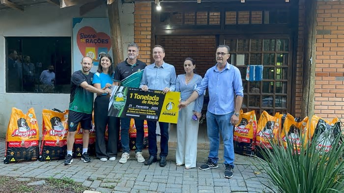 Marreco doa mais uma tonelada de ração para o Centro de Zoonoses