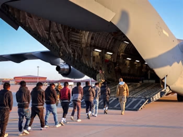 Deportados brasileiros passaram 12 horas sem comer e estavam algemados durante viagem