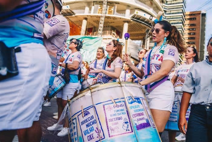 Da Praia de Iracema ao Mucuripe: festas de pré-carnaval atraem foliões para orla de Fortaleza