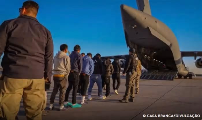 Novo voo de brasileiros deportados pelos EUA deve chegar em Fortaleza na sexta