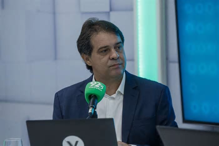 Evandro defende 'legalizar e normatizar' atuação de motociclistas por aplicativo em Fortaleza