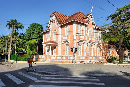 Casas de Cultura da UFC abrem inscrições para cursos de idiomas gratuitos