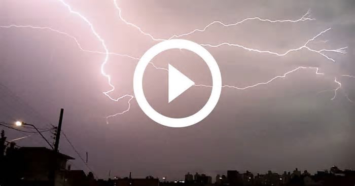 VÍDEO: Sequência de raios impressiona e ilumina céu durante tempestade em Florianópolis